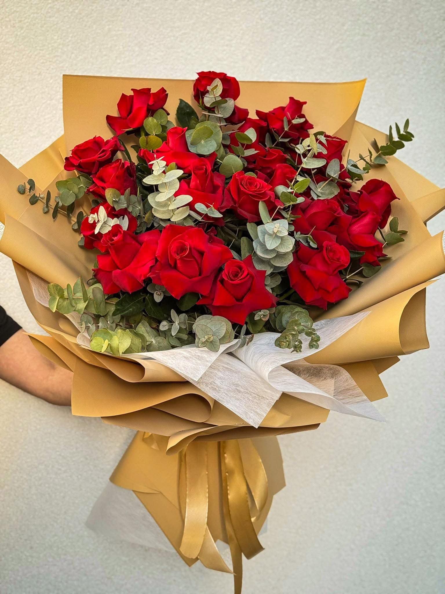 Buchet elegant din trandafiri rosii. 