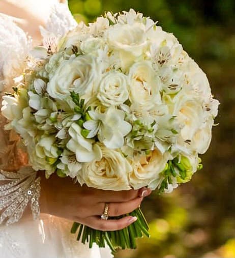 Buchete de mireasă și aranjamente florale pentru nuntă, realizate cu flori proaspete și combinații armonioase de culori. Descoperă creații florale elegante, personalizate în funcție de stilul evenimentului, perfecte pentru buchetul miresei, decorul ceremoniei și aranjamentele pentru petrecerea de nuntă.