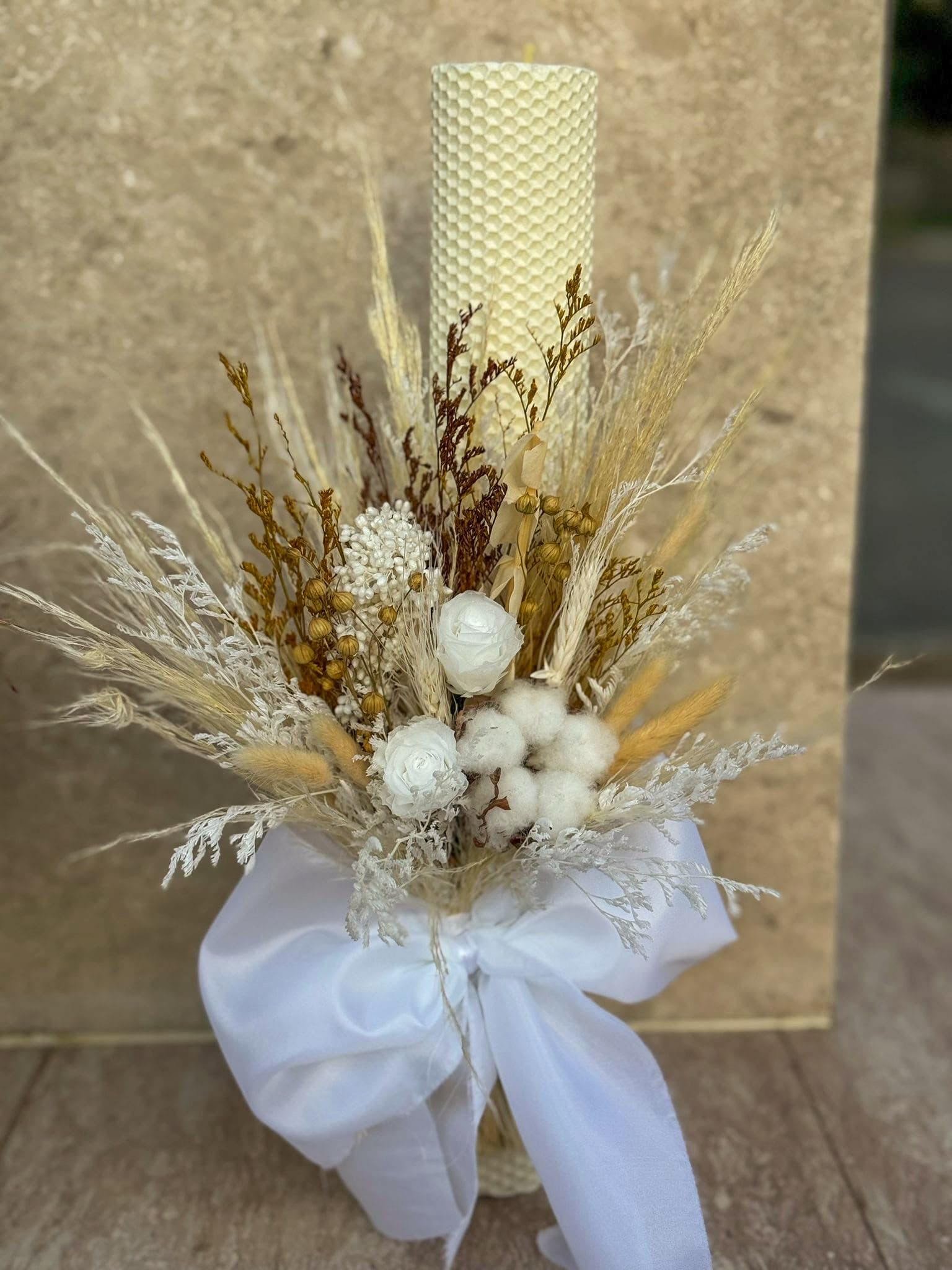 Buchete de mireasă și aranjamente florale pentru nuntă, realizate cu flori proaspete și combinații armonioase de culori. Descoperă creații florale elegante, personalizate în funcție de stilul evenimentului, perfecte pentru buchetul miresei, decorul ceremoniei și aranjamentele pentru petrecerea de nuntă.