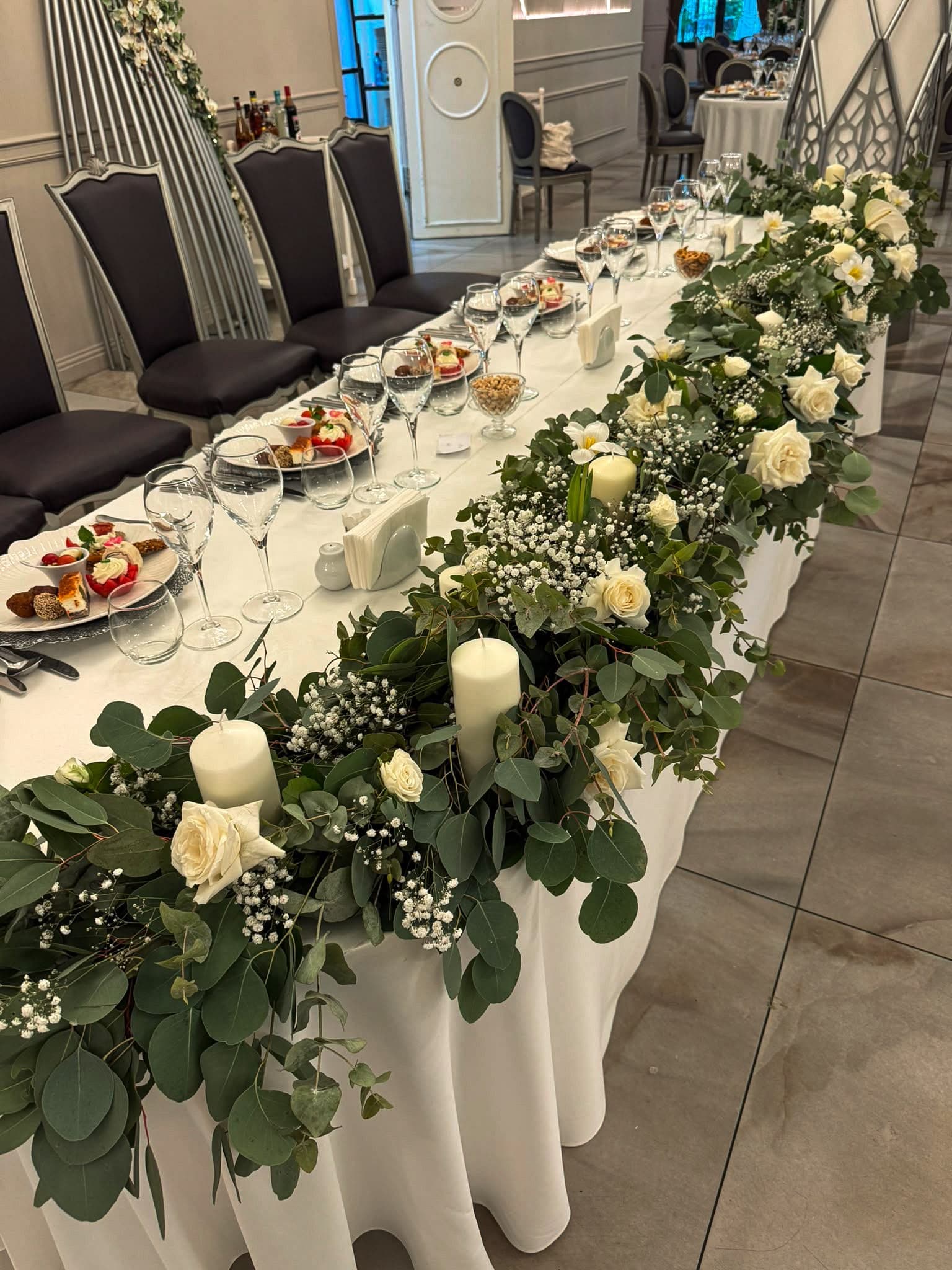 Buchete de mireasă și aranjamente florale pentru nuntă, realizate cu flori proaspete și combinații armonioase de culori. Descoperă creații florale elegante, personalizate în funcție de stilul evenimentului, perfecte pentru buchetul miresei, decorul ceremoniei și aranjamentele pentru petrecerea de nuntă.