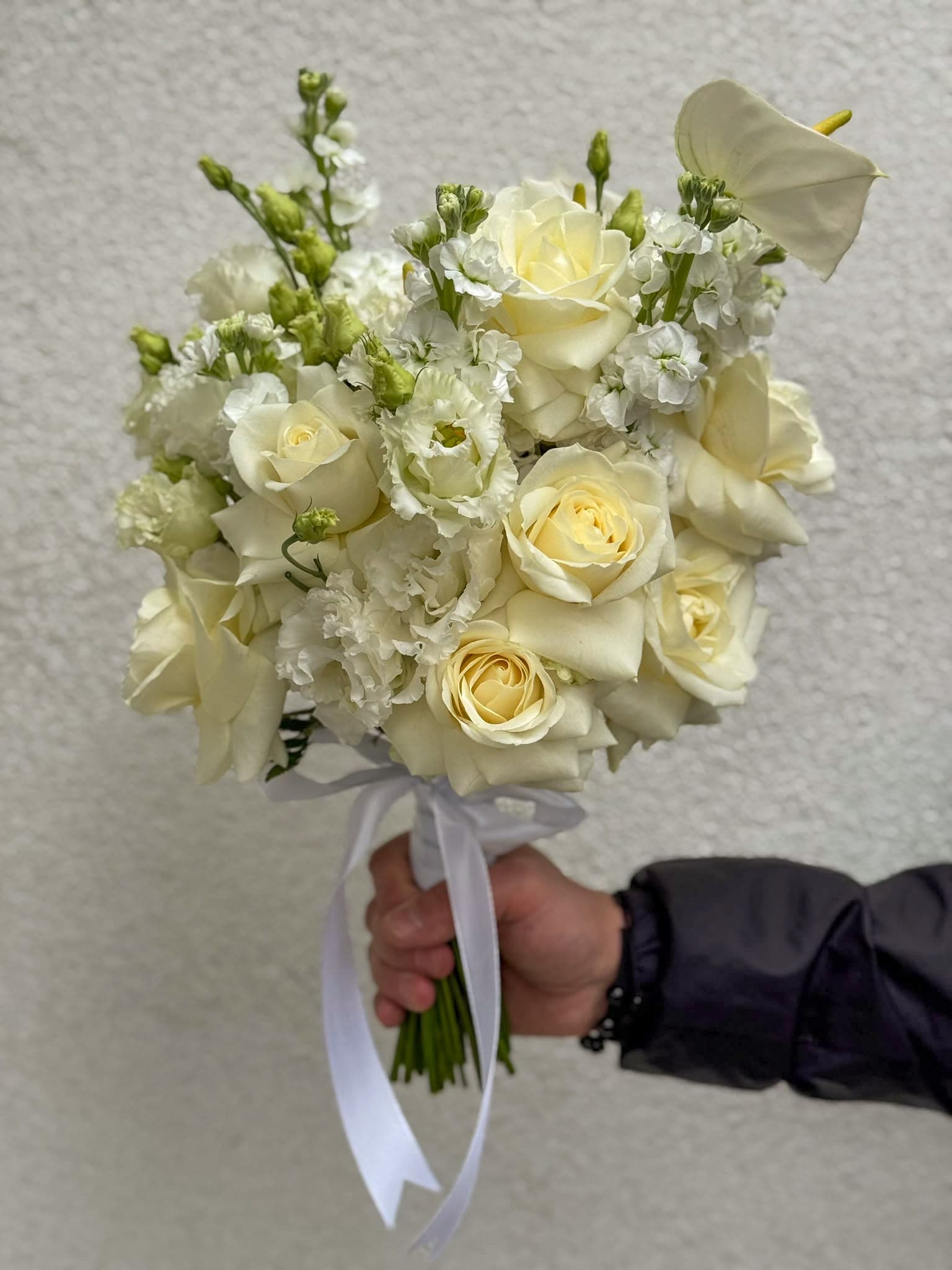 Buchete de mireasă și aranjamente florale pentru nuntă, realizate cu flori proaspete și combinații armonioase de culori. Descoperă creații florale elegante, personalizate în funcție de stilul evenimentului, perfecte pentru buchetul miresei, decorul ceremoniei și aranjamentele pentru petrecerea de nuntă.