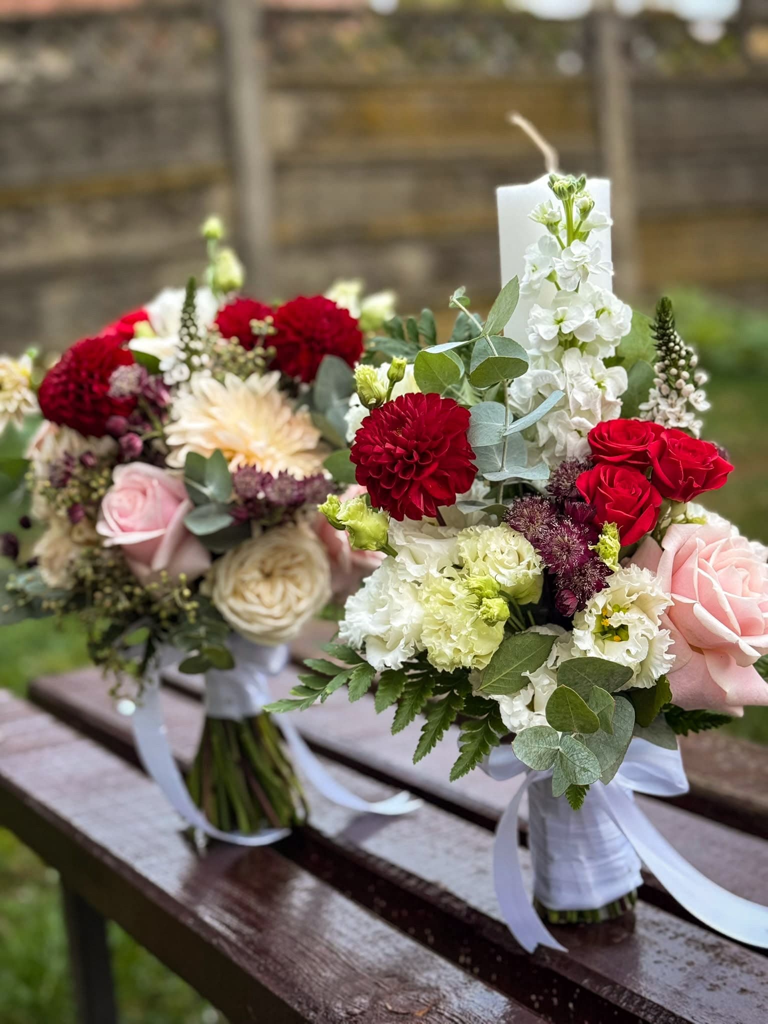 Buchete de mireasă și aranjamente florale pentru nuntă, realizate cu flori proaspete și combinații armonioase de culori. Descoperă creații florale elegante, personalizate în funcție de stilul evenimentului, perfecte pentru buchetul miresei, decorul ceremoniei și aranjamentele pentru petrecerea de nuntă.