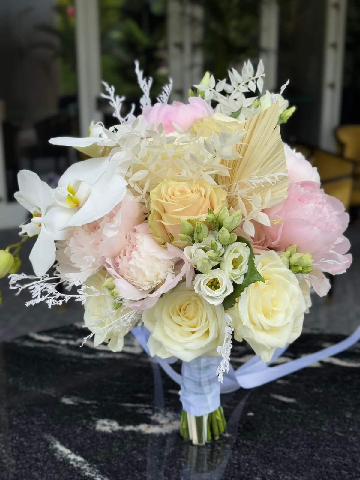 Buchete de mireasă și aranjamente florale pentru nuntă, realizate cu flori proaspete și combinații armonioase de culori. Descoperă creații florale elegante, personalizate în funcție de stilul evenimentului, perfecte pentru buchetul miresei, decorul ceremoniei și aranjamentele pentru petrecerea de nuntă.
