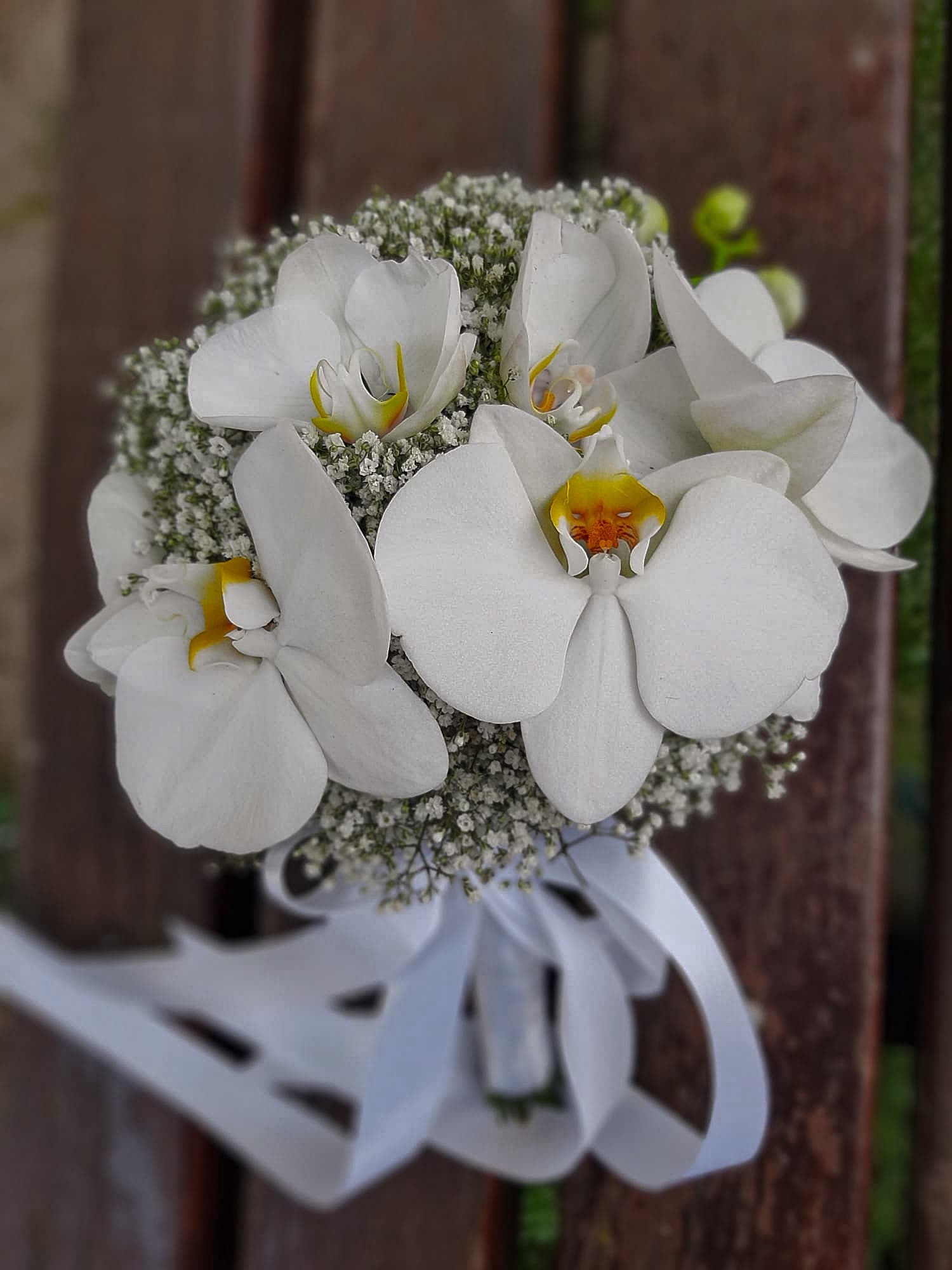 Buchete de mireasă și aranjamente florale pentru nuntă, realizate cu flori proaspete și combinații armonioase de culori. Descoperă creații florale elegante, personalizate în funcție de stilul evenimentului, perfecte pentru buchetul miresei, decorul ceremoniei și aranjamentele pentru petrecerea de nuntă.