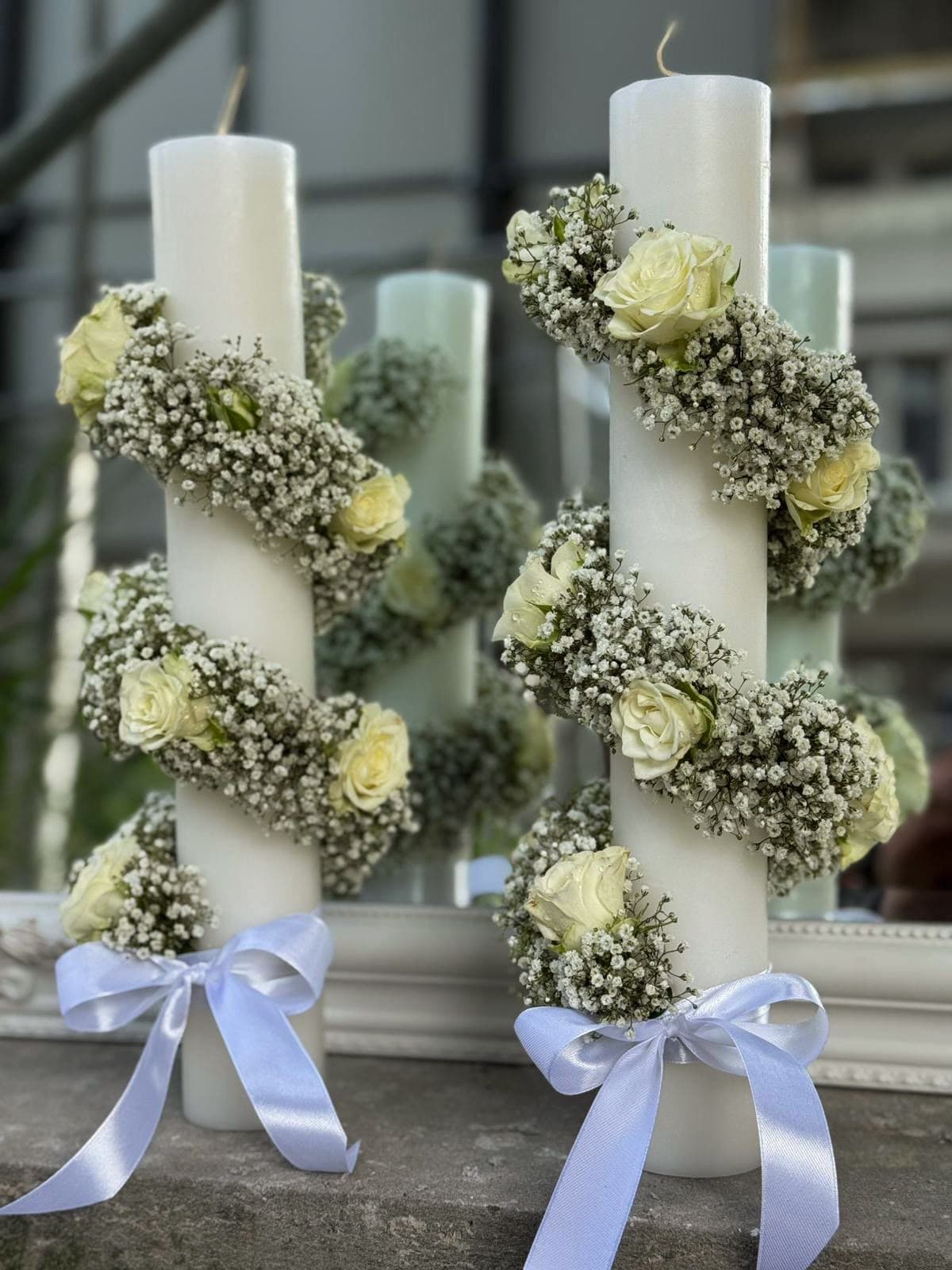 Buchete de mireasă și aranjamente florale pentru nuntă, realizate cu flori proaspete și combinații armonioase de culori. Descoperă creații florale elegante, personalizate în funcție de stilul evenimentului, perfecte pentru buchetul miresei, decorul ceremoniei și aranjamentele pentru petrecerea de nuntă.