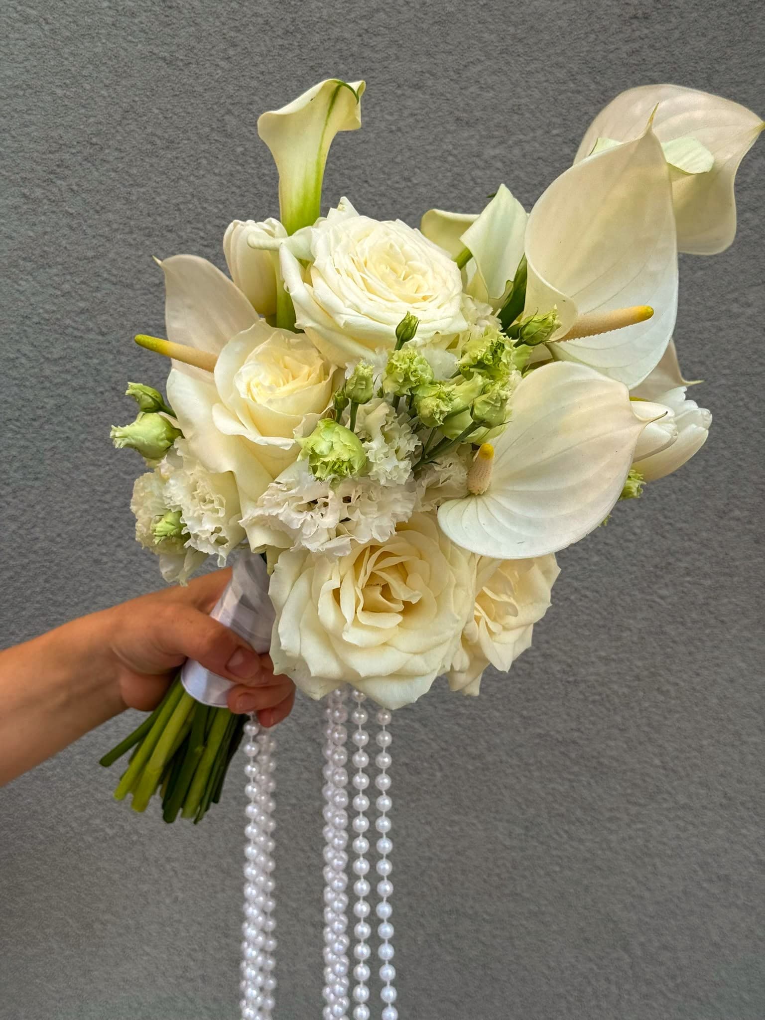 Buchete de mireasă și aranjamente florale pentru nuntă, realizate cu flori proaspete și combinații armonioase de culori. Descoperă creații florale elegante, personalizate în funcție de stilul evenimentului, perfecte pentru buchetul miresei, decorul ceremoniei și aranjamentele pentru petrecerea de nuntă.